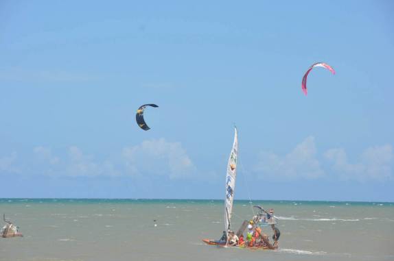 Jangada disputa espaço com kitesurf em Cumbuco - CE